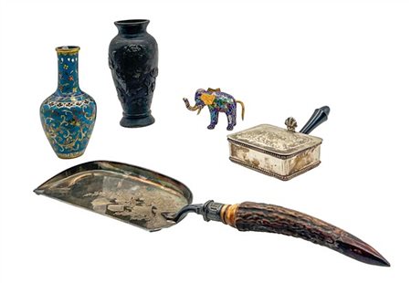 Lotto composto da un vasetto e un elefantino in metallo cloisonné, un vasetto i