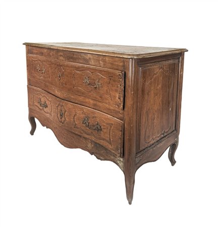 Cassettone in noce con fronte mosso a due cassetti decorato da scanalature mist