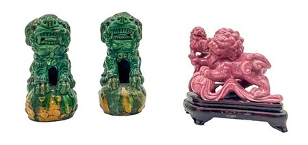 Lotto composto da due cani di Pho in porcellana con invetriatura Sancai ed una