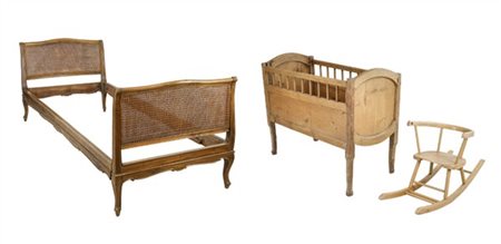 Lotto composto da un letto a una piazza in legno con sponde in paglia di Vienna