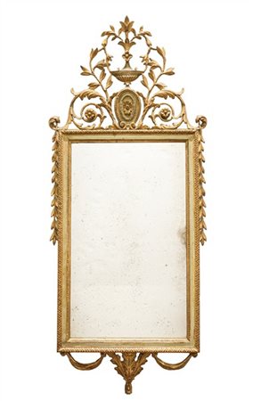 Specchiera in legno intagliato, laccato e dorato di forma rettangolare con cima