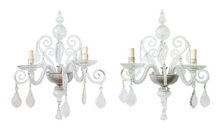 Manifattura di Murano, secolo XX. Coppia di applique a due luci con bracci a vo