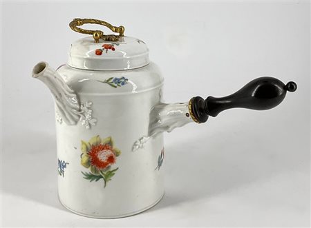 Manifattura di Meissen, 1820 circa. Cioccolatiera cilindrica in porcellana poli