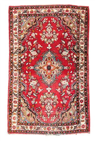 Tappeto Hamadan, Persia, secolo XX. Decoro con medaglione su campo rosso cospar