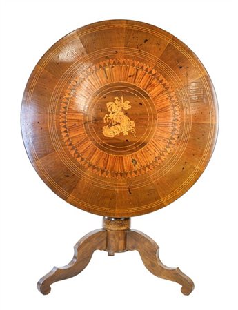 Tavolino a vela con piano circolare in legni vari decorato da intarsi geometric