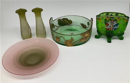 Lotto composto da un centrotavola biansato marcato Mont Joye in vetro verde con