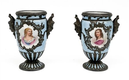 Manifattura di Sèvres, secolo XIX. Coppia di vasetti biansati in porcellana dip