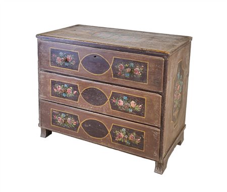 Cassettone in legno dipinto a motivi floreali con fronte a tre cassetti e pomel