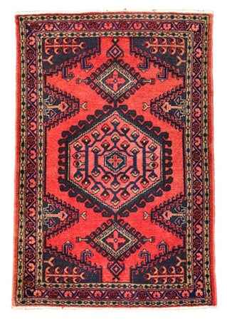 Tappeto Malayer, Persia, secolo XX. Decoro con medaglione esagonale su fondo ro