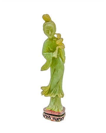 Guanyin in serpentino, su base in legno
Cina, secolo XX (h. cm 29) (difetti)