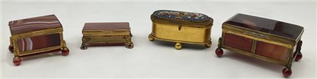 Lotto composto da quattro diverse scatoline in metallo dorato, pietra dura di c