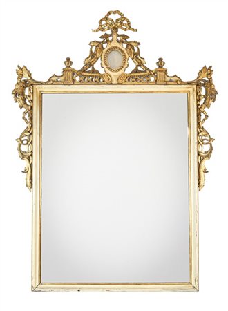 Specchiera in legno intagliato, laccato e dorato con cimasa traforata centrata