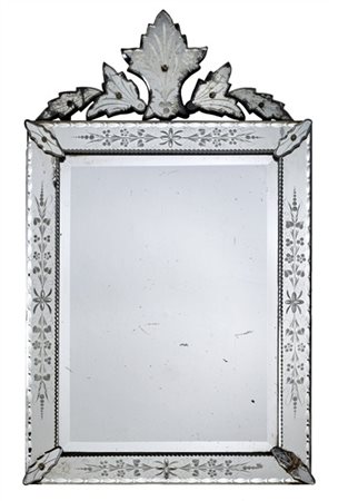 Specchiera di forma rettangolare con cornice e cimasa sagomata rivestite a spec