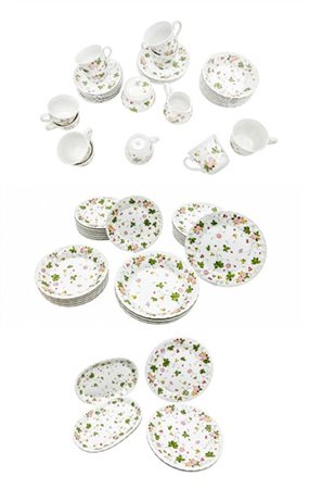 Manifattura giapponese. Parte di servizio di piatti in porcellana a decoro flor