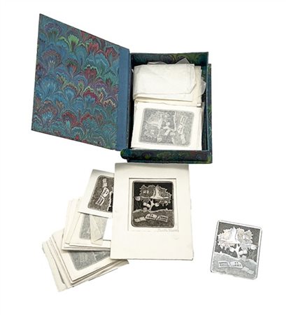 Scatola contenente una matrice e numerosi ex libris di Paolo Mus (difetti)