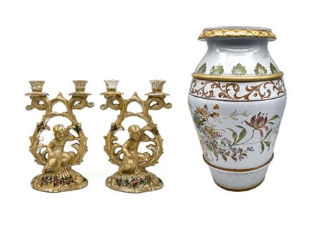 Lotto composto da un portaombrelli in terracotta dipinto in policromia a motivi