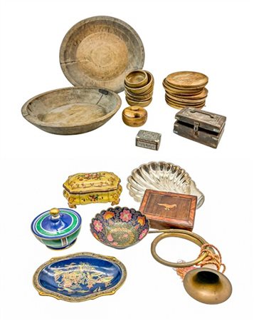 Lotto di tre cartoni contenenti numerosi oggetti per usi, materiali ed epoche d