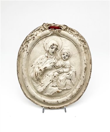 Manifattura del secolo XVIII. Placca ovale in terracotta smaltata in bianco con