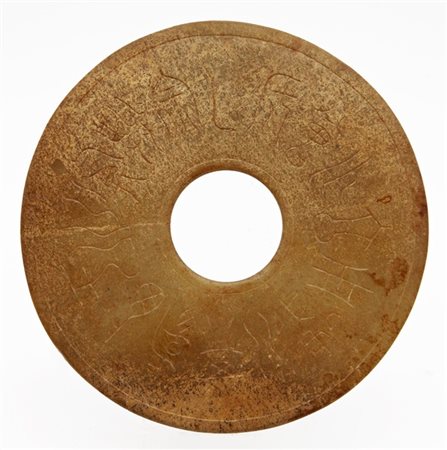 Disco Bi in pietra dura in stile arcaico decorato con Qilong
Cina secolo XX 
(d