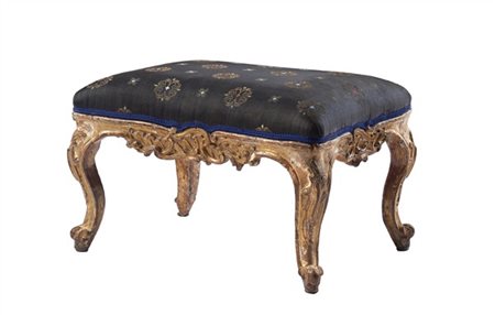 Panchetto in legno intagliato e dorato con fregi a rocaille, gambe mosse e pied