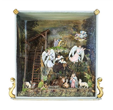 Teca contenente presepe in materiali vari policromi (cm 52x48x22) (difetti)