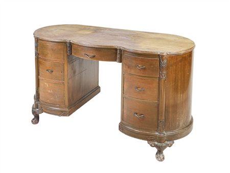 Scrivania da centro con piano a fagiolo, fronte con quattro diversi cassetti e