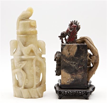 Lotto composto da un sigillo ed una bottiglia in pietre dure. Cina, secolo XX (