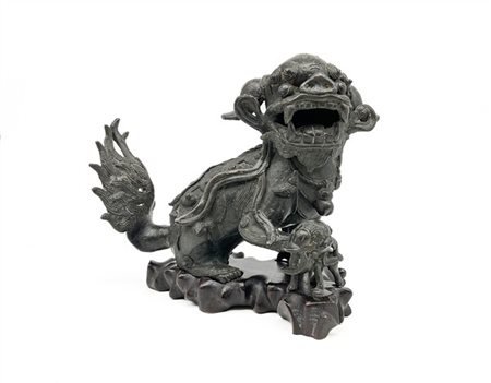 Cane di Pho in bronzo
Cina, tarda dinastia Ming (1368-1644) secolo XVII
(cm 30x
