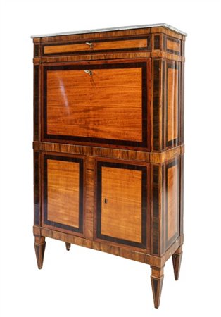 Secretaire lastronato e filettato in legni vari, fronte a due sportelli, casset