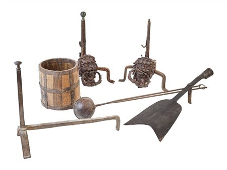 Cartone contenente alcuni alari, un tosta caffè ed alcuni attrezzi agricoli di