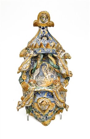 Manifattura campana, secolo XVIII. Acquasantiera in maiolica dipinta in policro