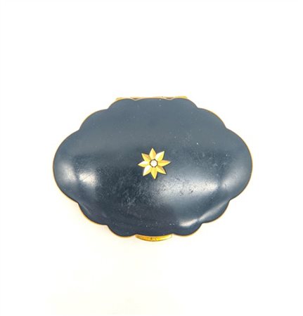 Kigu-Bolero, London. Portacipria in metallo dorato e smalti. Anni '50 (cm 9x7)