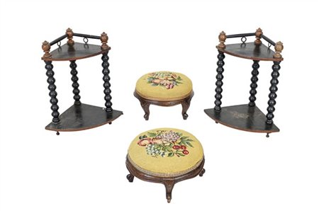 Lotto composto da una coppia di pensili angolari con montanti torniti in legno