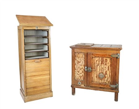 Lotto composto da mobile da archivio a saracinesca con pianetto superiore a leg