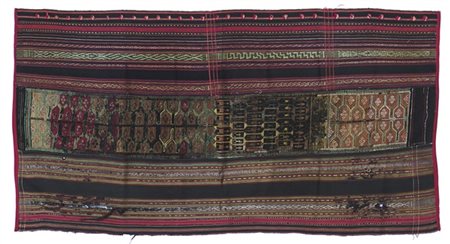 Tessuto composto da due fasce laterali di area turcomanna e all’interno una fas