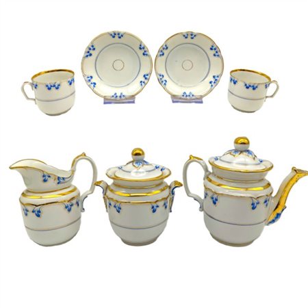 Manifattura del secolo XIX-XX. Servizio da caffè in porcellana bianca con profi