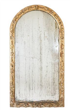 Caminiera con cornice centinata in legno intagliato e dorato a ramage fiorite e