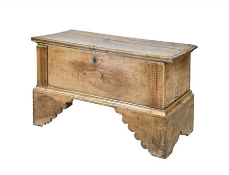 Cassapanca con fronte decorato da montanti incisi a motivi stilizzati, piedi sa