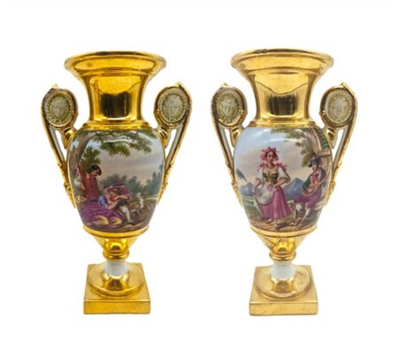 Manifattura del secolo XIX. Coppia di vasi biansati in porcellana dipinta in po