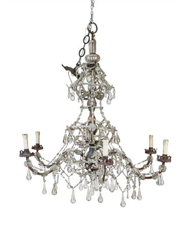 Lampadario a sei luci in metallo e legno tornito, decorato da pendenti a goccia