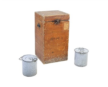 Coppia di recipienti per alimenti con coperchio in metallo smaltato da campo en