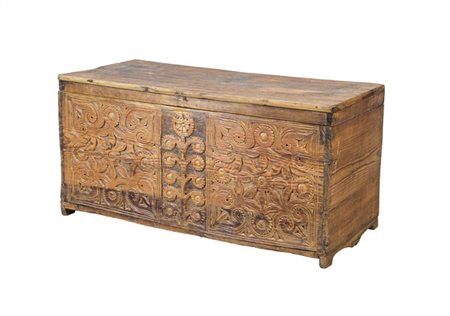 Cassapanca in legno dolce con fronte decorato da intagli a fondo ribassato con
