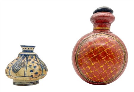 Vaso portafiori in ferro dipinto e dorato. India, secolo XIX. Unito ad un picco