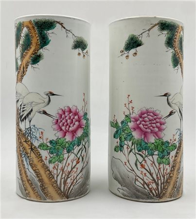 Coppia di porta pennelli in porcellana Famiglia Rosa decorati con volatili e mo