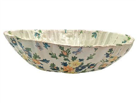 Bacile in maiolica dipinta in policromia con motivo "al tacchiolo" di forma ova