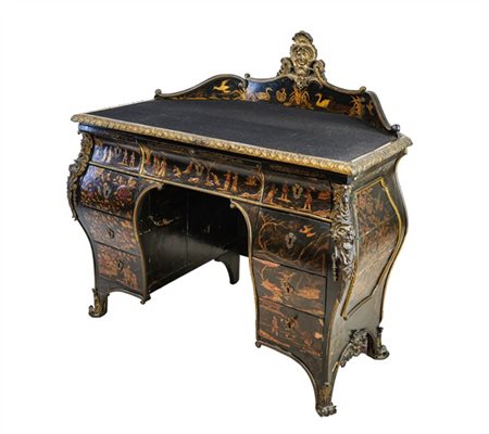 Scrivania di forma mossa da incasso in legno dipinto e laccato a "chinoiserie" in policrom