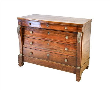 Cassettone in noce con fronte a tre cassetti e uno a mezza altezza sottopiano,