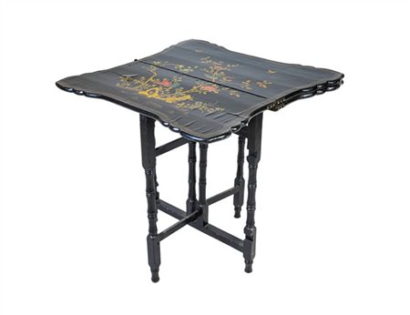 Tavolino da gioco in legno laccato con gambe tornite, doppio ripiano incerniera