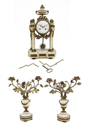 Trittico da camino in marmo bianco e bronzo dorato formato da candelabri in fog