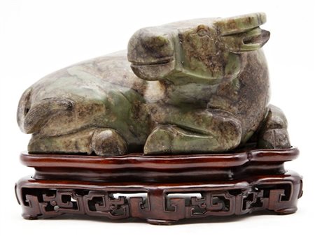 Intaglio a foggia di Bufalo accucciato in giada verde screziata russet 
Cina, s